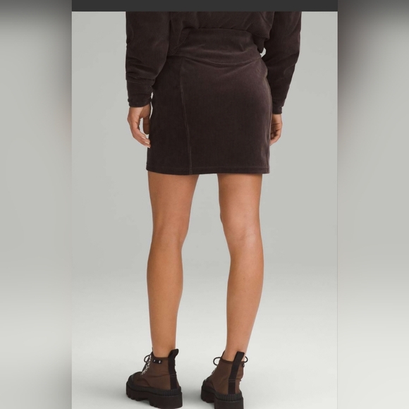 LULULEMON Scuba Mid-Rise Mini Skirt Velvet Cord Espresso. Size 2 NWT - Picture 5 of 5